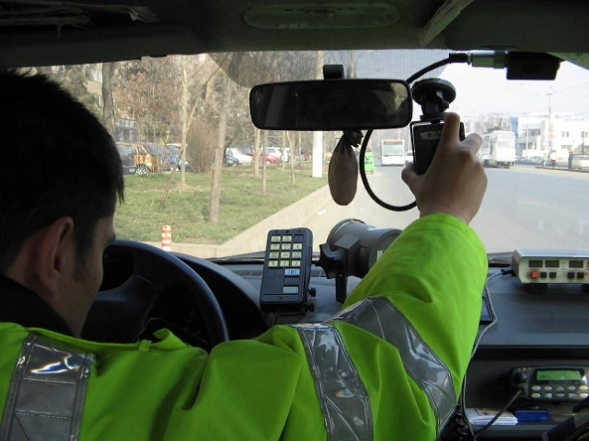 Câtă inconştienţă! Un şofer a fost prins în timp ce conducea cu o viteză RECORD pentru România