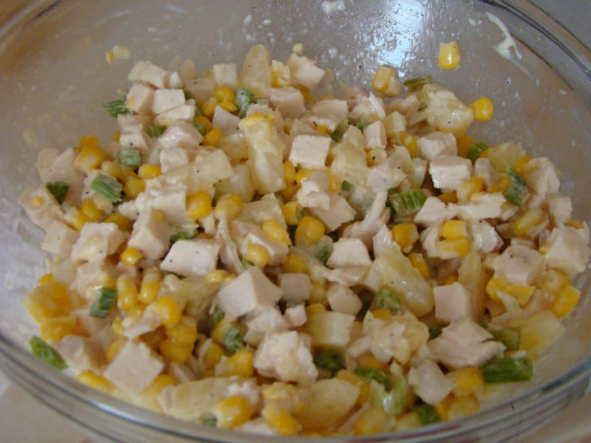 REŢETA ZILEI - DUMINICĂ: Salată de pui cu ananas. Un preparat uşor recomandat de Silvia Dumitrescu