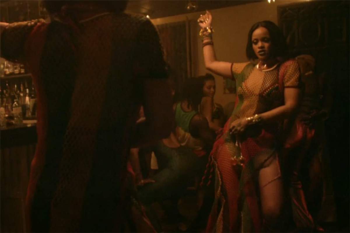 VIDEO / Atingeri indecente şi unduiri lascive în videoclipul "Work" al Rihannei! Artista, mai sexy ca niciodată, într-un top transparent