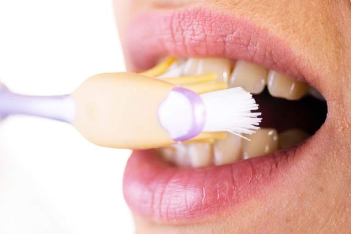 ÎNTREBAREA ZILEI - JOI: Ce boli poţi să faci dacă nu îţi schimbi periuţa de dinţi la timp?