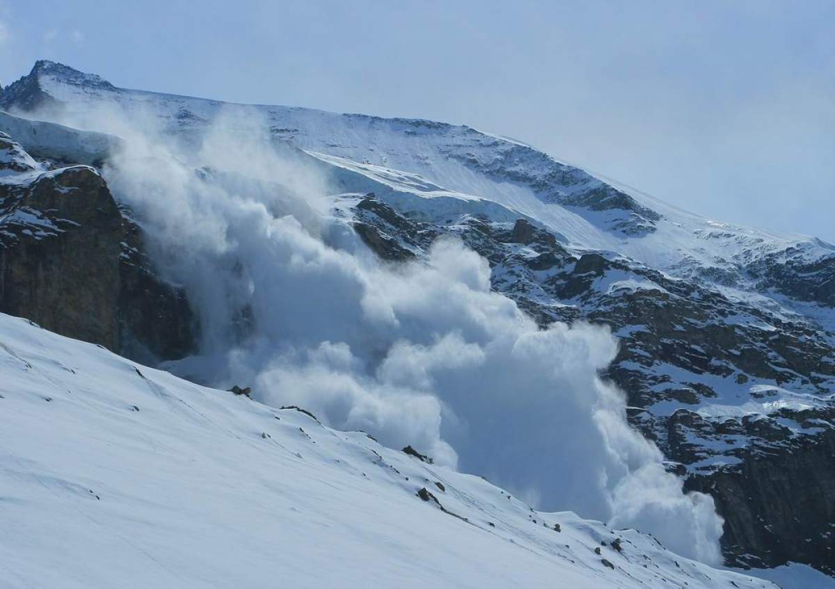 Doi adulţi şi un copil de 8 ani au rămas înzăpeziţi pe Transalpina! Ce se întâmplă cu ei în aceste momente