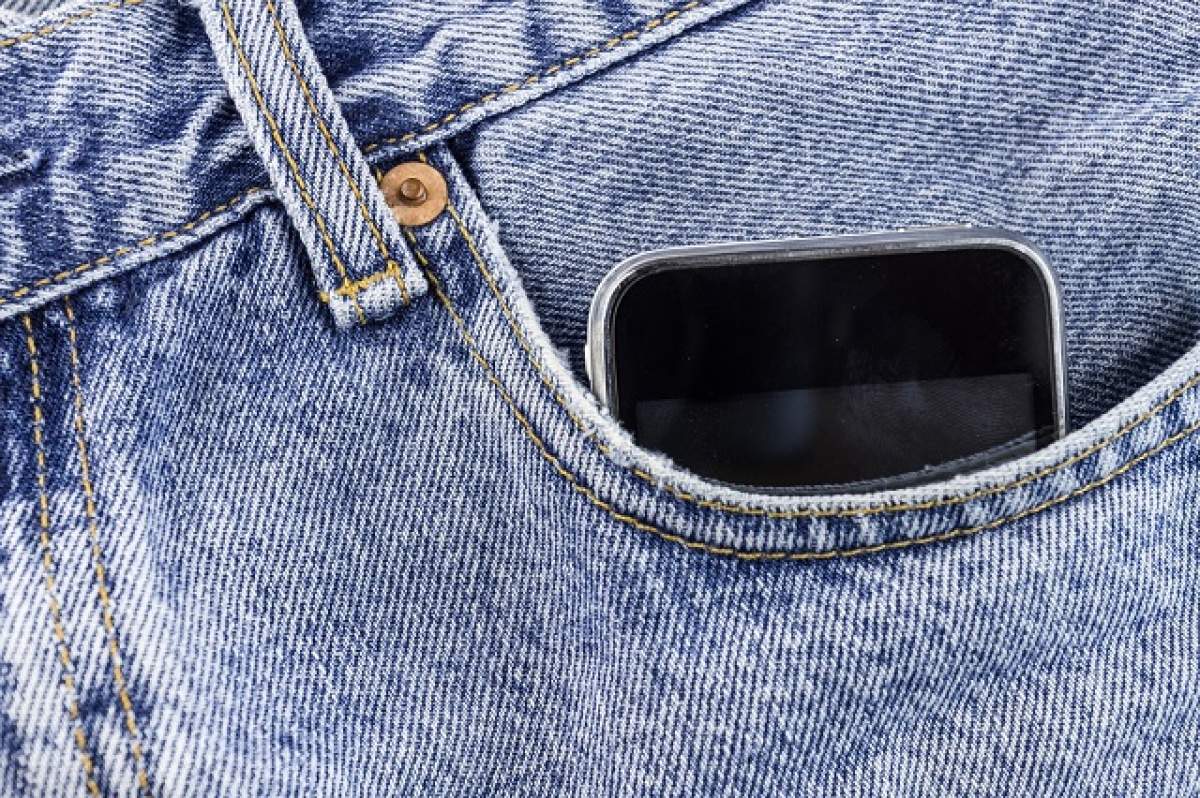 Obişnuieşti să ţii telefonul mobil în buzunarul de la pantaloni? Renunţă la acest obicei instant! La ce pericole te expui când faci asta