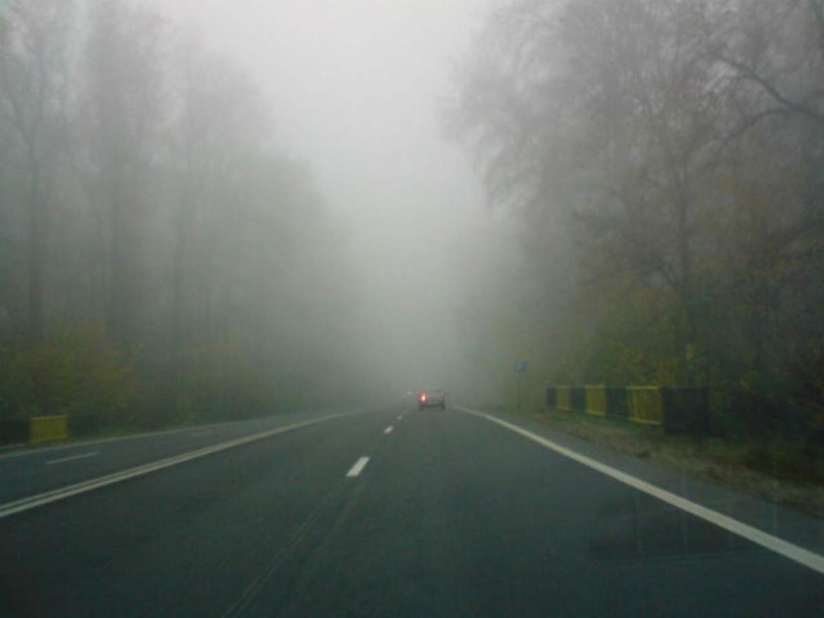 Atenţie la călătoriile lungi! Meteorologii au emis un cod galben de ceaţă