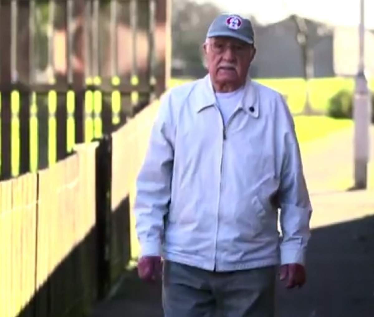 VIDEO / Pe stradă pare un bătrânel simpatic, dar ascunde un secret pe care trebuie să îl afli și tu