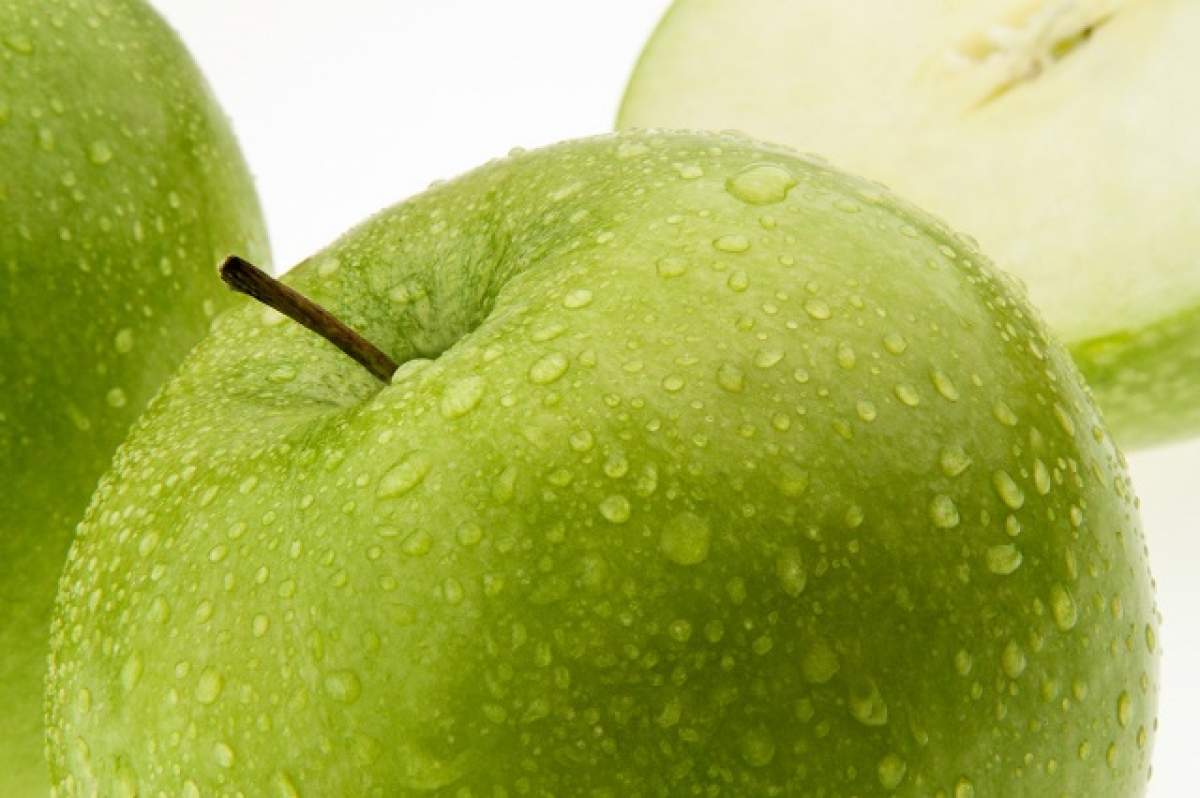ÎNTREBAREA ZILEI: DUMINICĂ - Ce se întâmplă dacă mănânci mai multe mere unul după altul