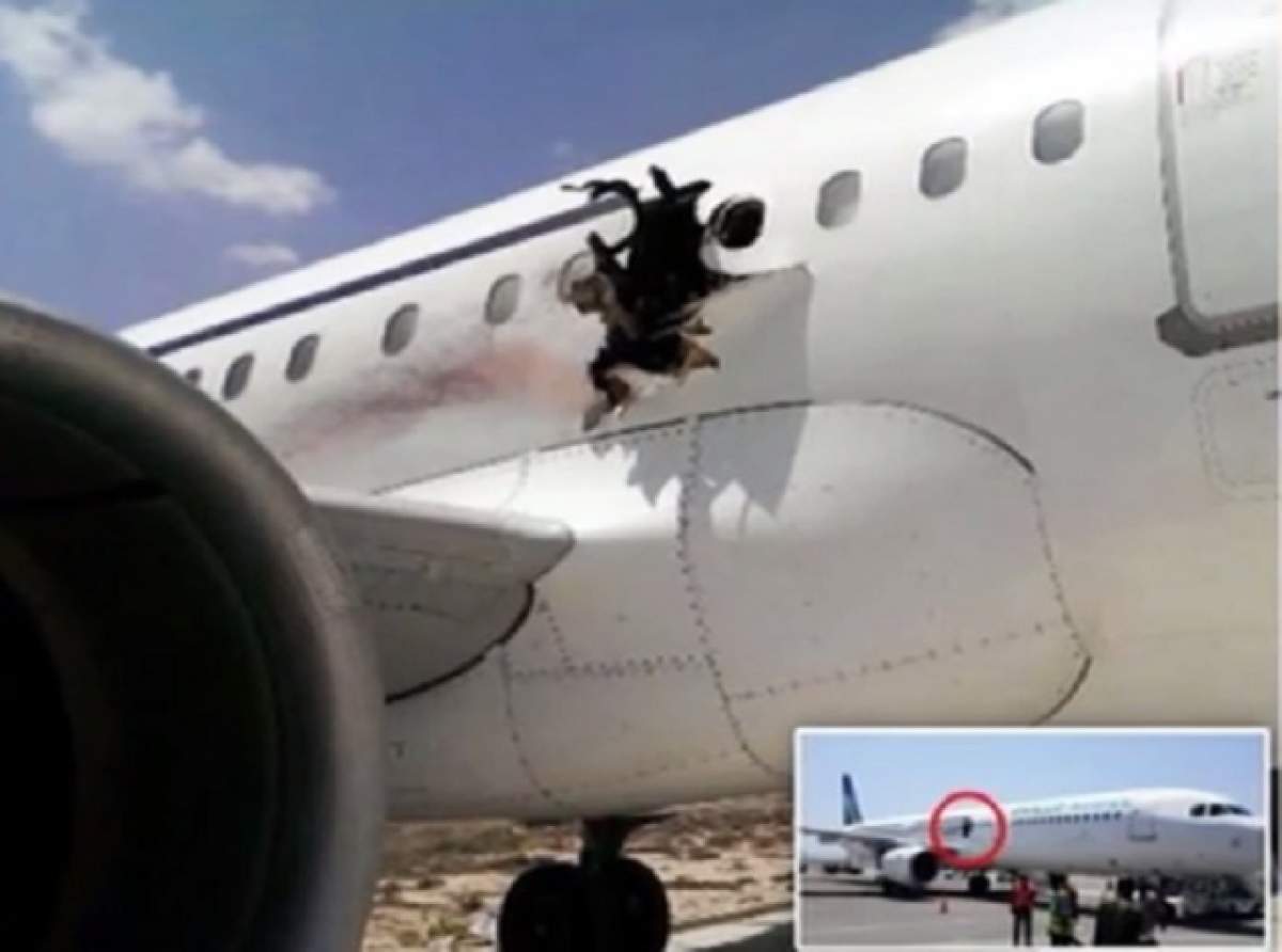 VIDEO / Panică la bord! Un bărbat a luat foc şi a căzut dintr-un avion, după ce o bombă a creat o gaură imensă