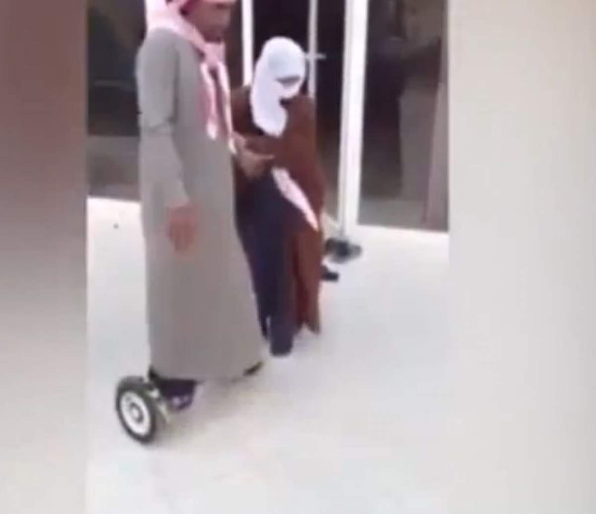 VIDEO / Hilar! Un arab se urcă pentru prima dată pe un hoverboard. A mers câteva secunde, iar ce s-a întâmplat după face înconjurul lumii acum