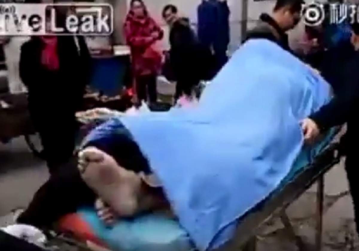 VIDEO / El şi-a dat ultima suflare fericit, dar ea a rămas marcată pe viaţă. O prostituată a rămas "lipită" de bătrânul care a murit în timpul "acţiunii"