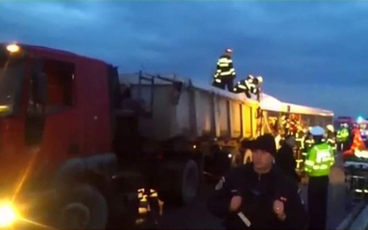 VIDEO / Accident grav lângă Ploiești! Cinci persoane au murit, iar alte 30 au fost rănite, după ce un autocar şi o autobasculantă s-au ciocnit