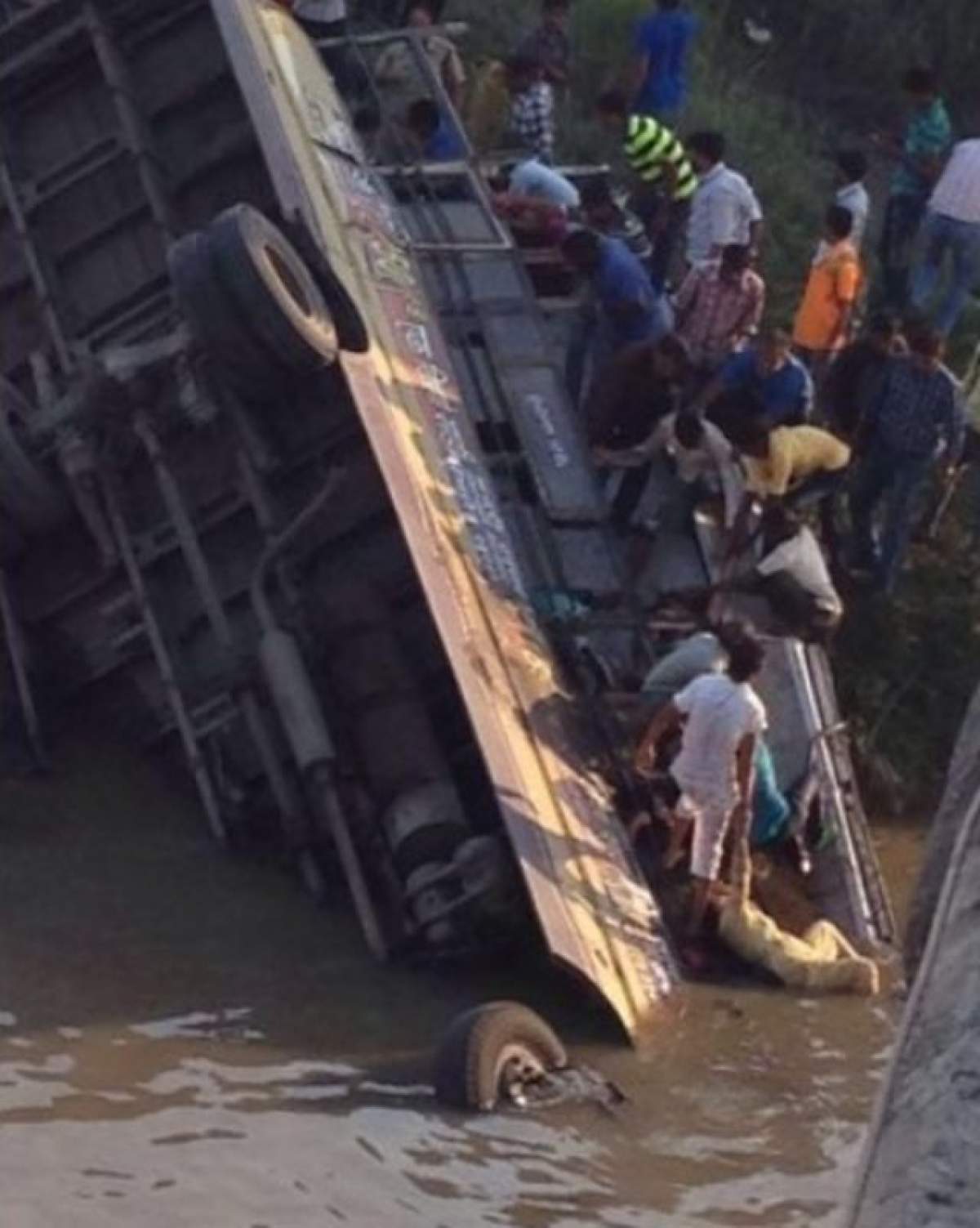 CARANAGIU în India! 37 de persoane au murit după ce un autocar a plonjat într-un râu