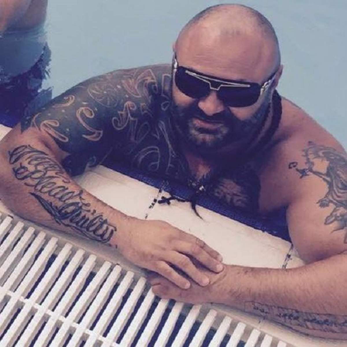 VIDEO / Bodyguardul Cămătarilor, într-o situaţie jenantă! Cel mai bun prieten îl caută de păduchi la piscină!