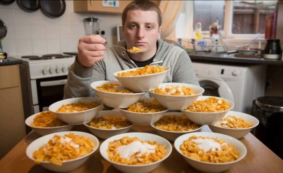 VIDEO / A mâncat zilnic, timp de trei ani, 13 boluri cu cereale cu lapte! Cum arată bărbatul care a şocat o lume întreagă