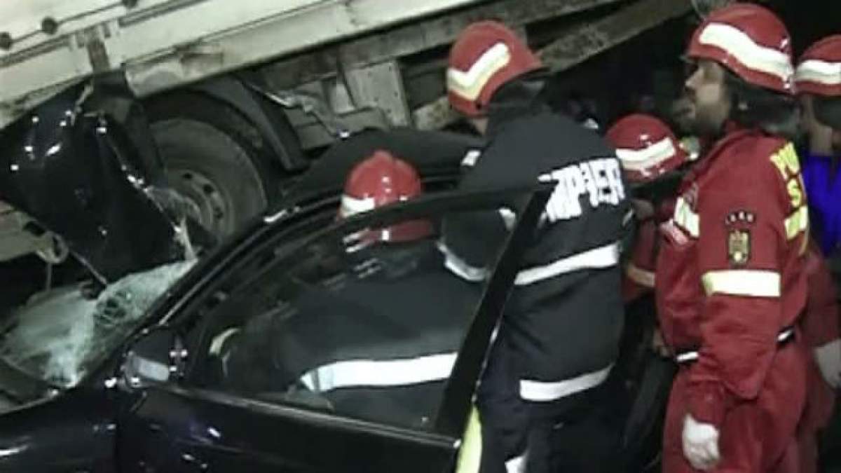 VIDEO / Accident TERIBIL în Capitală! Un tânăr a rămas încarcerat după ce maşina în care se afla a intrat sub un camion