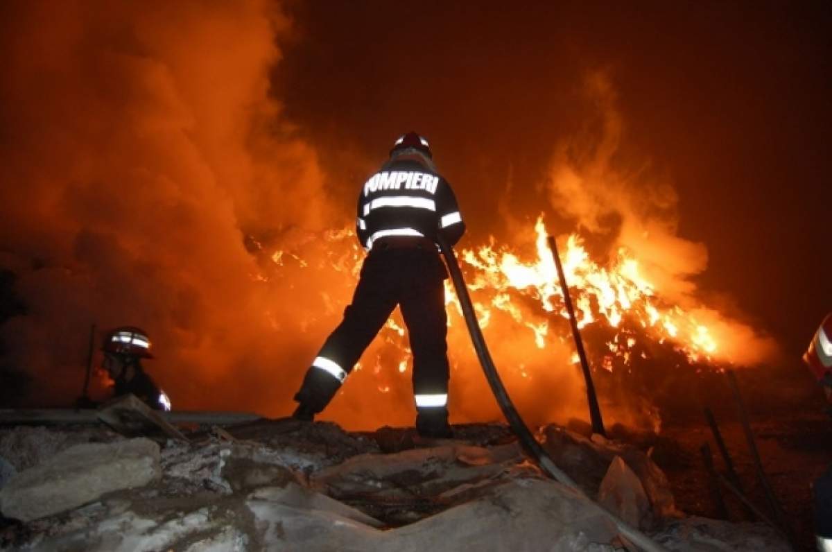 INCENDIU la un depozit de mobilă din Braşov: Focul cuprins acoperişul şi apoi întreaga hală