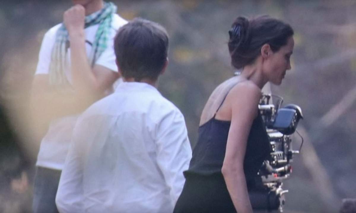 VIDEO / Slabă moartă şi în prag de divorţ, Angelina Jolie a dat fuga la tatuator. Actriţa şi-a făcut alte trei tatuaje uriaşe