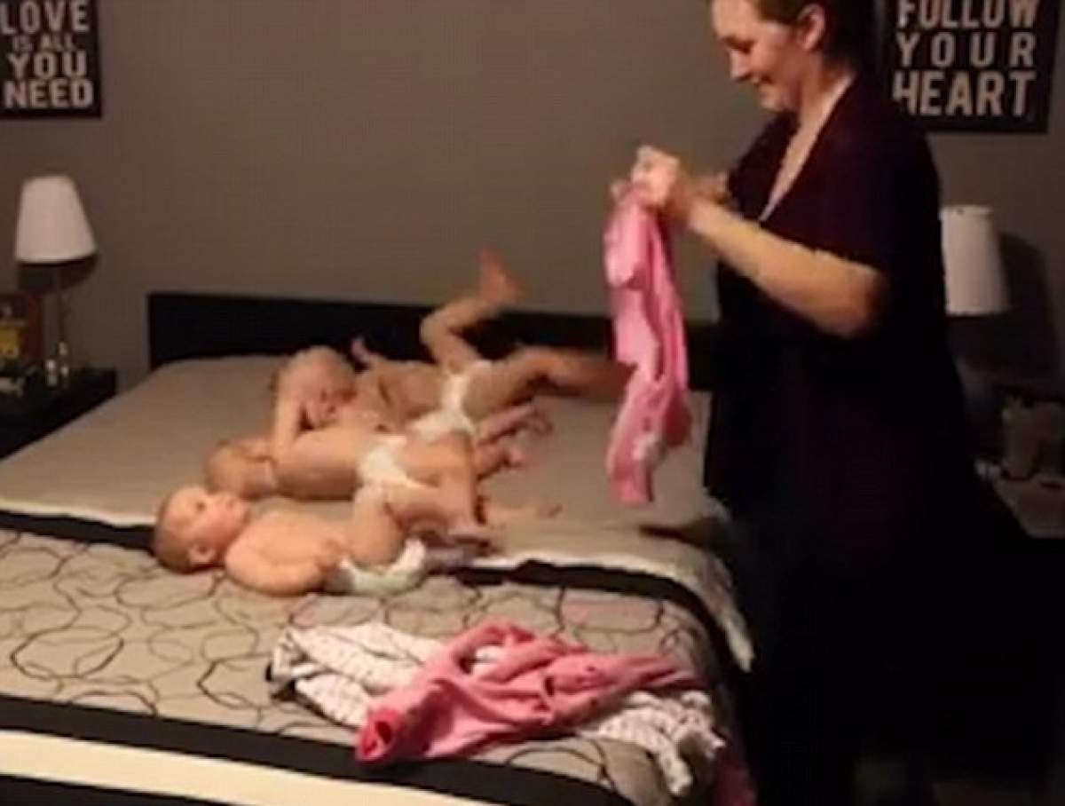 VIDEO / Dexteritate maximă, nu glumă! Cum îmbracă o femeie patru bebeluşi în acelaşi timp, de neratat! Imaginile au făcut înconjurul lumii