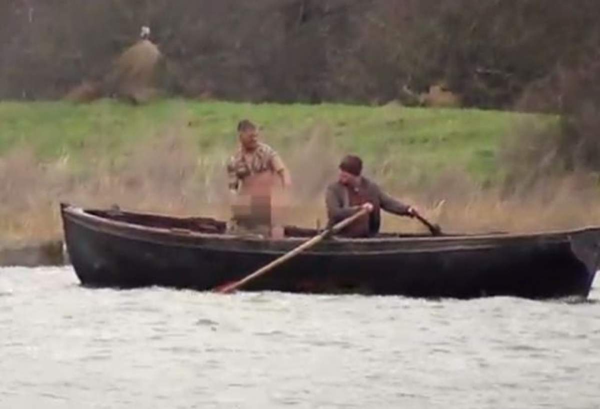 VIDEO / Imaginile pe care orice femeie își dorește să le vadă! Tom Hardy, filmat gol-pușcă într-o barcă