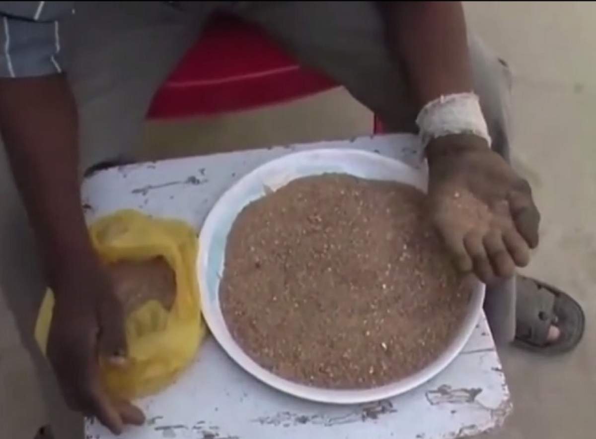 VIDEO / Mănâncă o farfurie de pietriş şi nisip pe zi, de peste 25 de ani şi n-a fost niciodată bolnav! Cum arată bărbatul care a şocat o lume întreagă