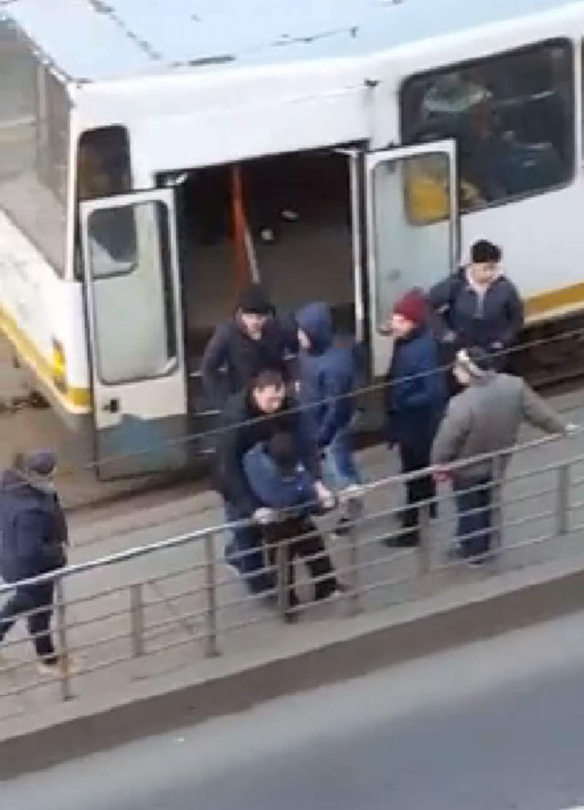 VIDEO / Incident şocant în Bucureşti. Şi-au împărţit pumni şi picioare în staţia de tramvai