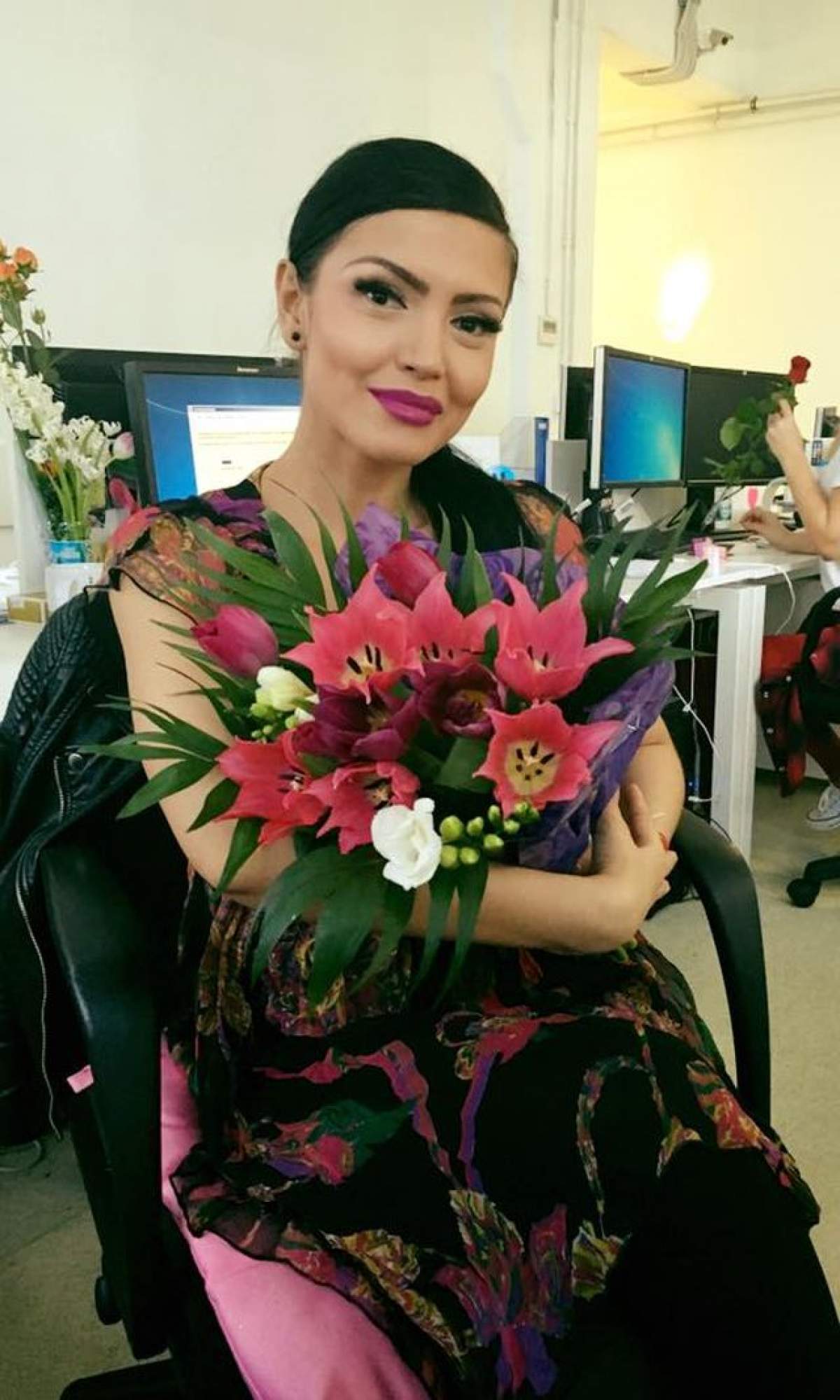 Andreea Mantea, decolteu de INFARCT de 1 Martie! Fanii se vor îndrăgosti de ce se ascunde în spatele florilor