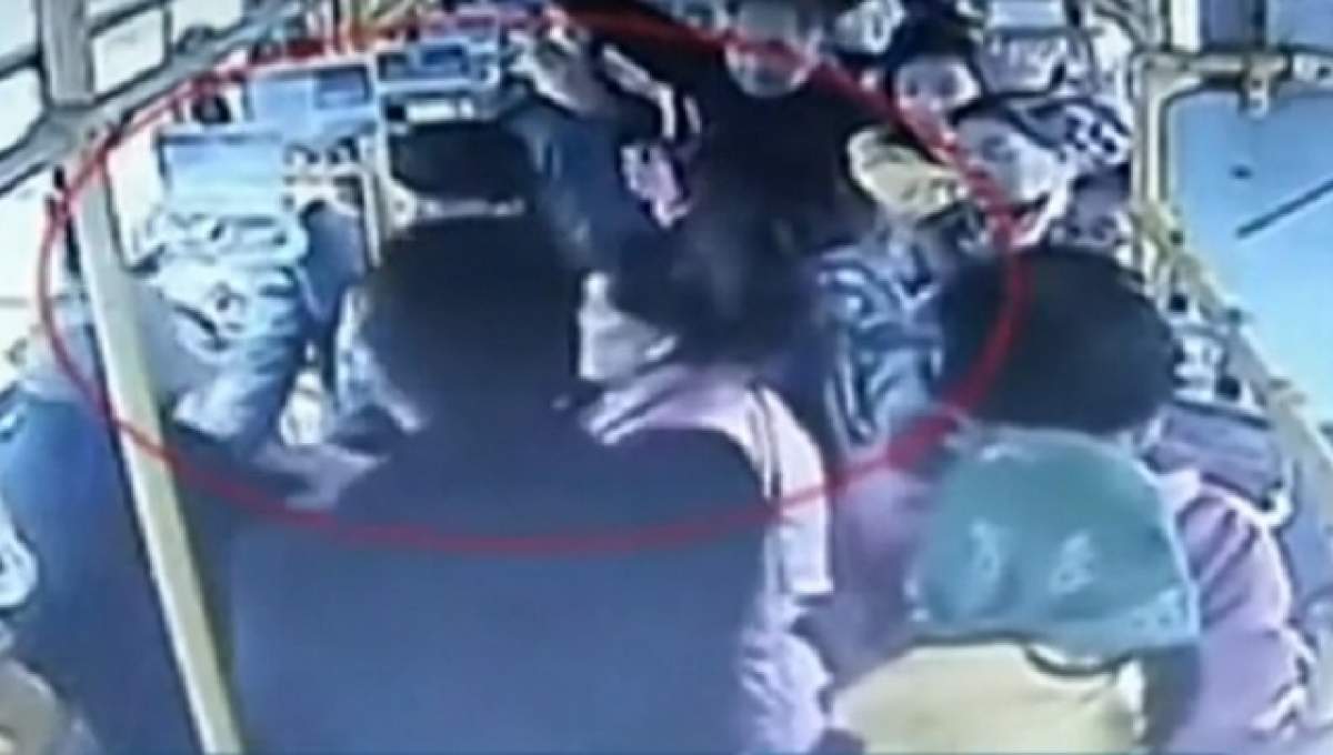 VIDEO / O femeie gravidă, bătută în autobuz de un pensionar! Imaginile crunte ale momentului