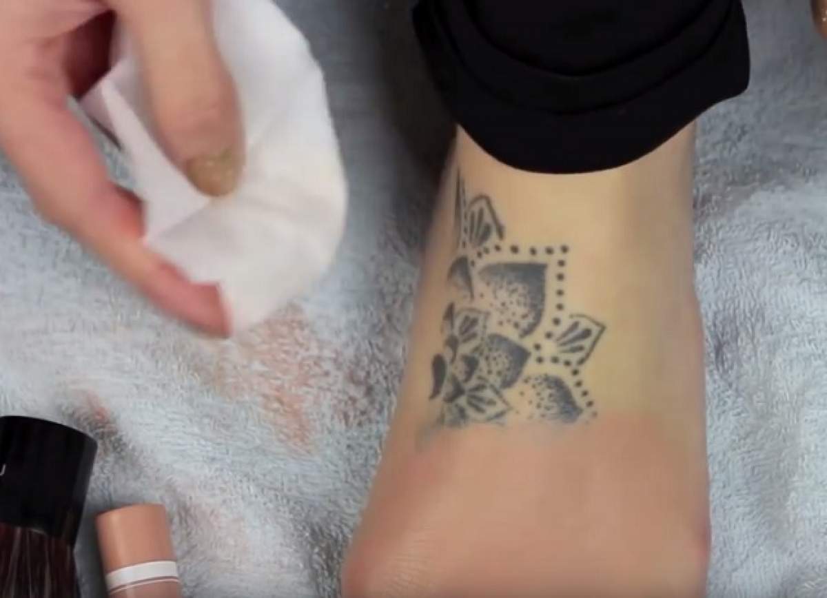 VIDEO / Şi-a luat câteva produse de machiaj şi le-a aplicat pe tatuaj! Cum să acoperi desenele de pe piele în doi timpi şi trei mişcări