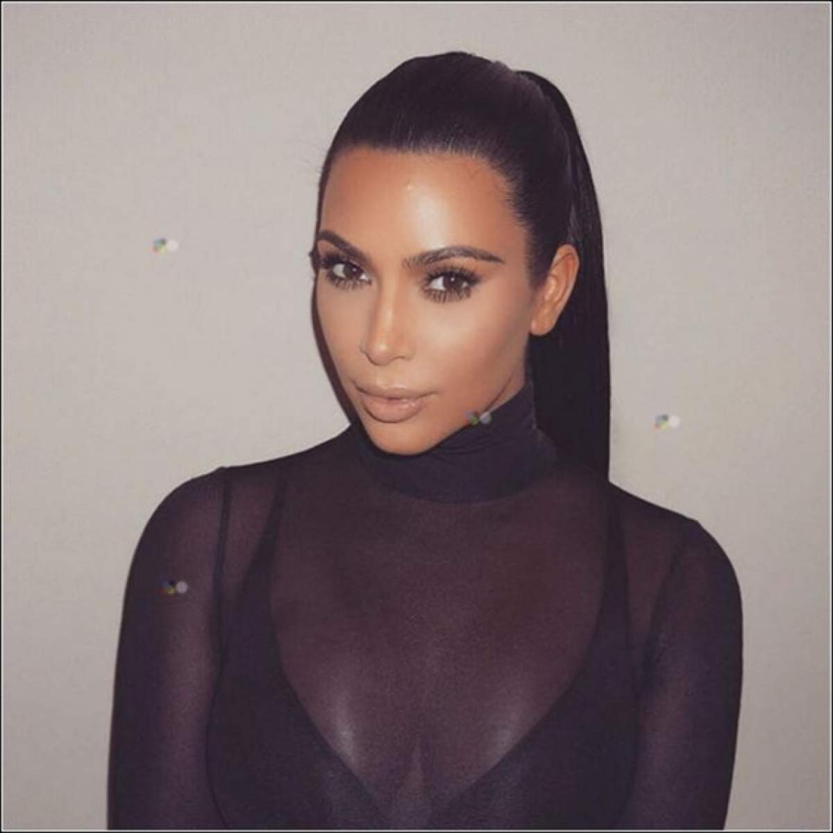 Kim Kardashian lansează trend-uri! Vedetele care s-au pozat ca ea, goale, în baie