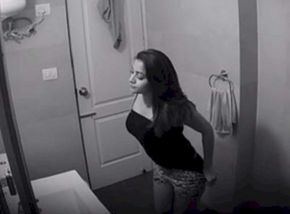 VIDEO / Intră în baie şi începe să se dezbrace încet... finalul clipului e neaşteptat!