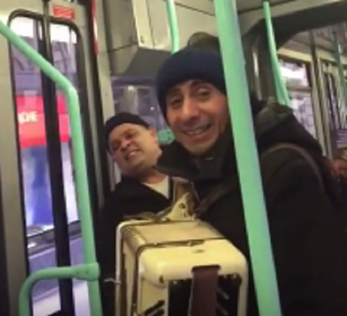 VIDEO / Un videoclip cu doi romi care cântă "Constantine, Constantine" în metroul genovez a devenit viral