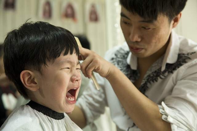 FOTO / Şi-au dus copiii la frizer în aceeaşi zi şi i-au obligat să se tundă! Motivul este absolut senzaţional