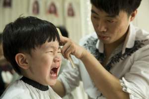FOTO / Şi-au dus copiii la frizer în aceeaşi zi şi i-au obligat să se tundă! Motivul este absolut senzaţional