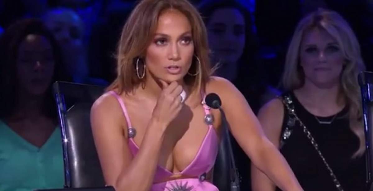 VIDEO / Are 46 de ani şi refuză cu îndârjire să îmbătrânească! Jennifer Lopez, într-o rochie roz, ultra scurtă şi mult prea decoltată! Ai fi zis că e piţipoancă