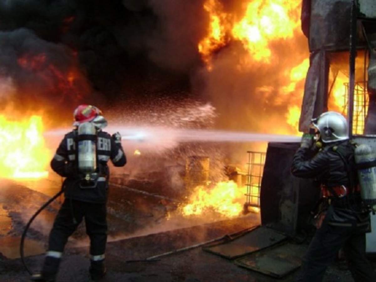 Incendiu de proporţii în București! Un depozit din cartierul Drumul Taberei a luat foc