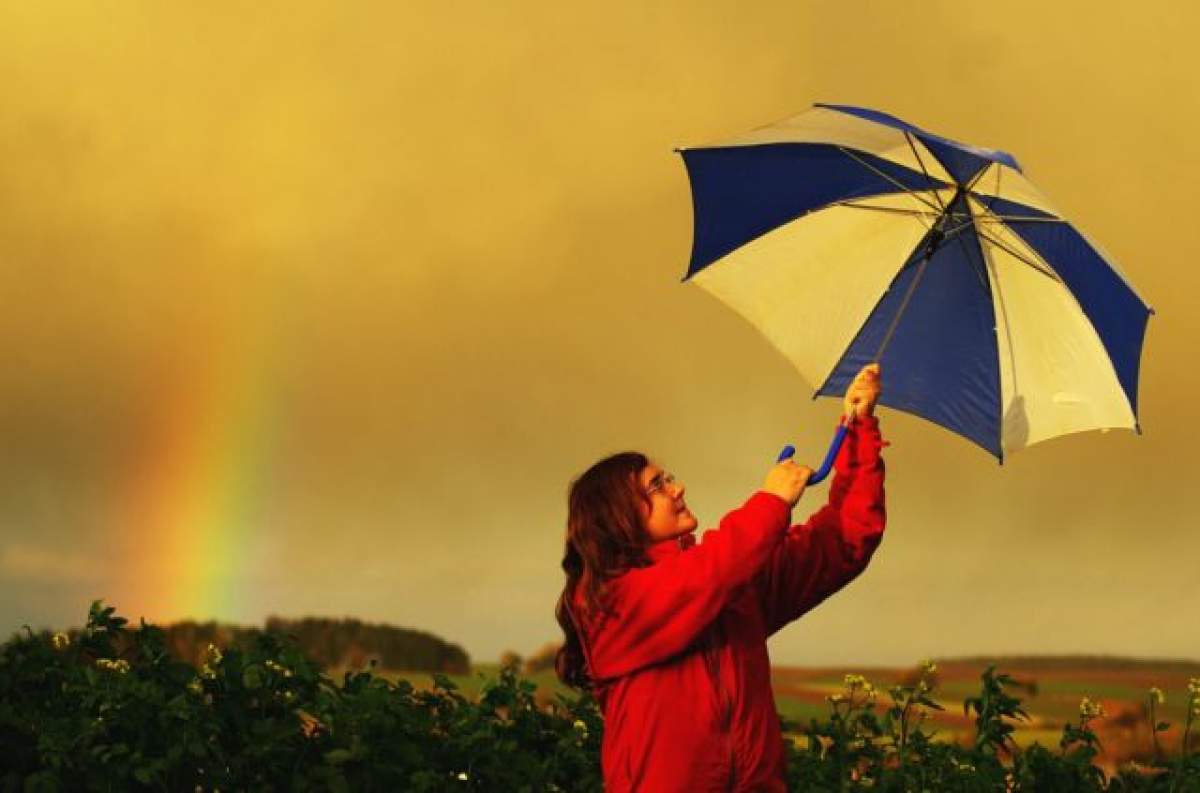 Nu vă uitaţi umbrelele acasă! Prognoza meteo pentru luni şi marţi