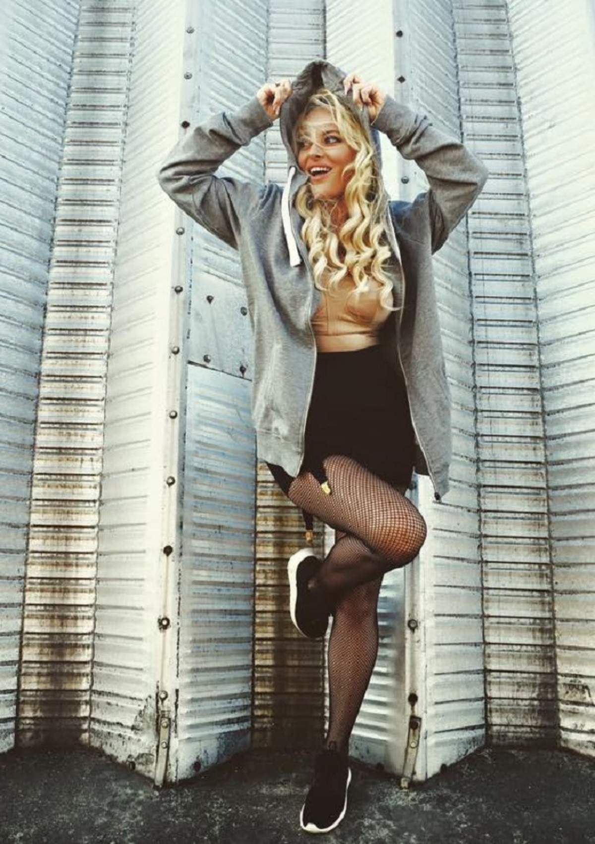 Delia chiar nu se stresează din cauza siluetei! Imagini incredibile cu artista, înfulecând de mama focului