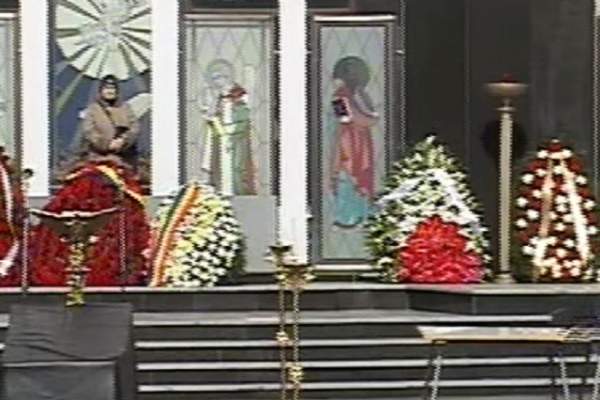 VIDEO / Primele imagini de la înmormântarea Iolandei Balaş! Ce se întâmplă acum la cimitir