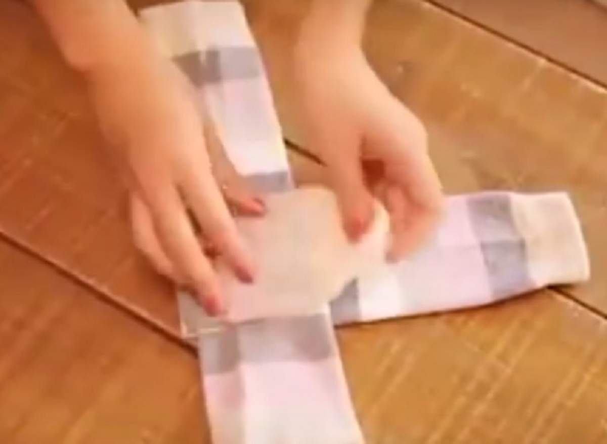 VIDEO / Ai greşit asta până acum! Cum se împachetează de fapt ciorapii? Trucul care-ţi va lăsa mai mult spaţiu în dulap