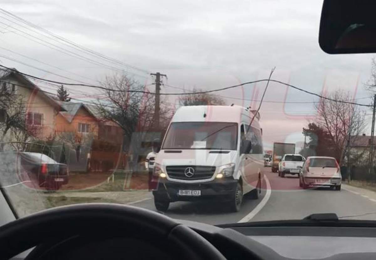 VIDEO / A vrut să taie o creangă cu drujba, însă lucrurile au luat-o razna! Un "Dorel" a scos din minţi sute de şoferi