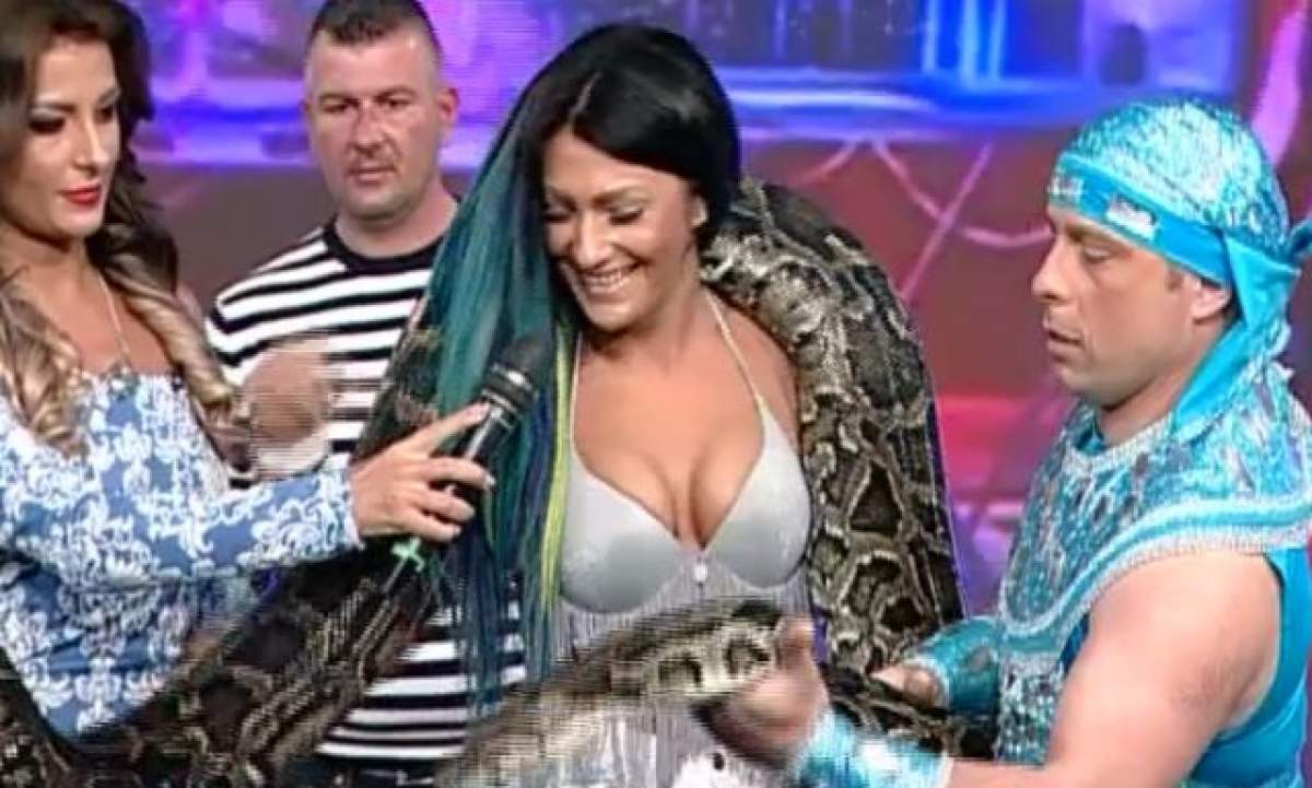 VIDEO / Imagini senzaţionale! Larisa Bercea s-a lăsat "luată în braţe" de un piton imens şi toată lumea a îngheţat de frică!