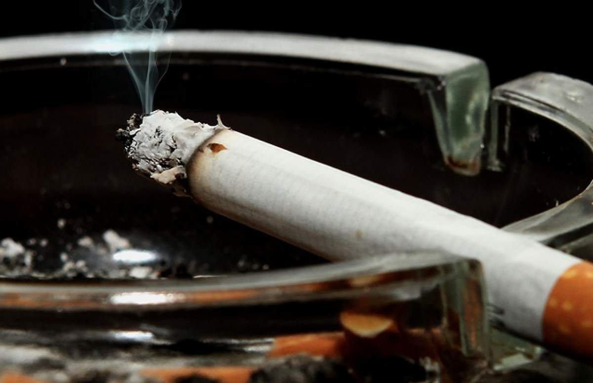 Vestea că au "interzis" la tutun în localuri i-a revoltat! Modul senzaţional în care nişte tineri au adus un ultim omagiu fumatului