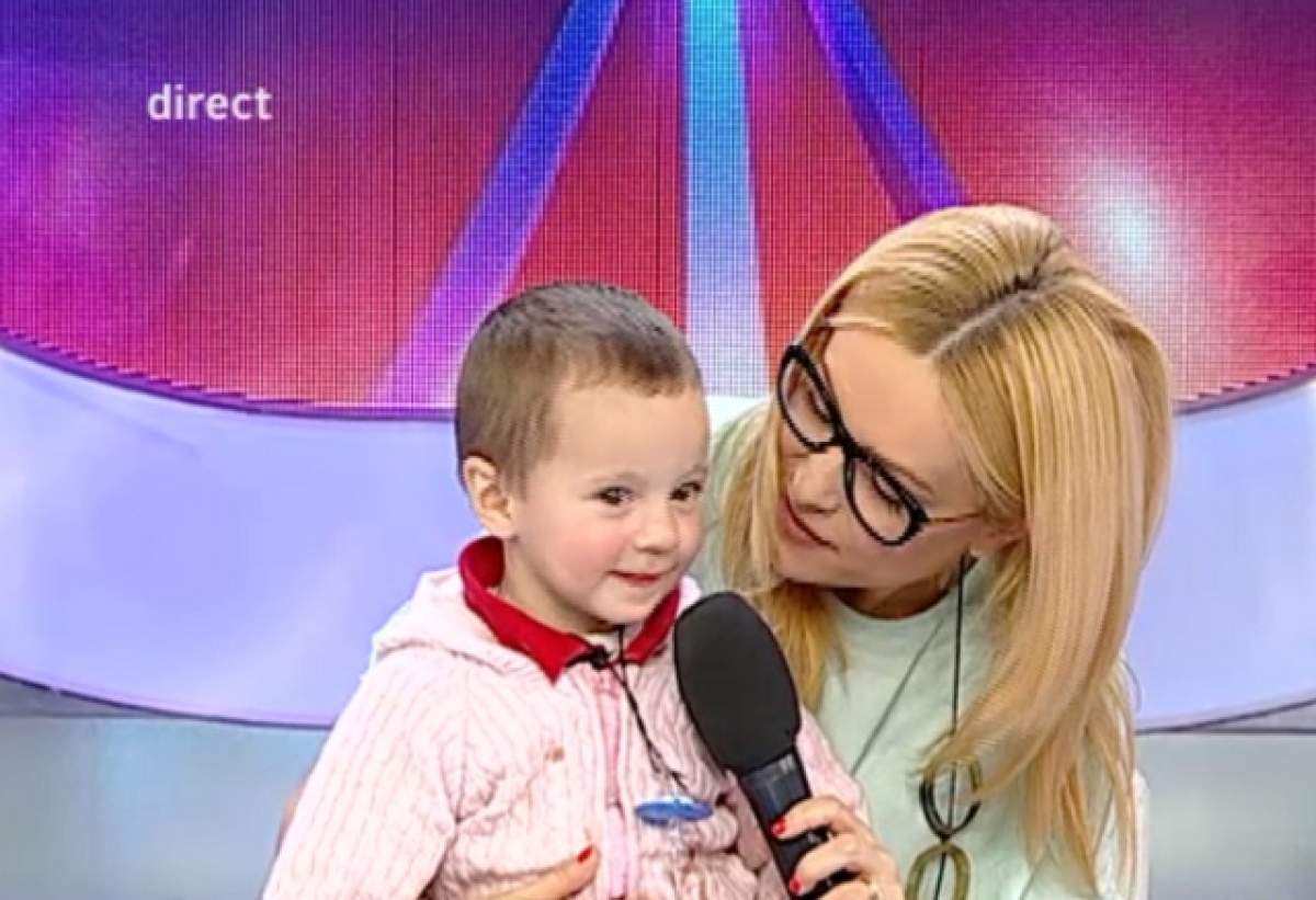 Simona Gherghe, cucerită total de o fetiță. O prinde de minune ipostaza de mămică