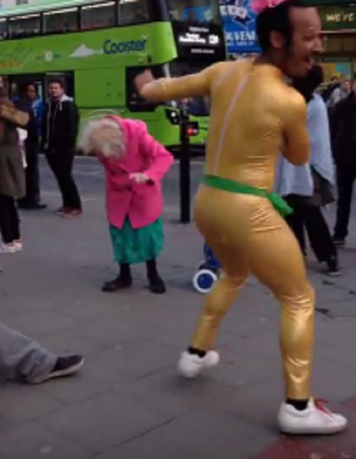 VIDEO / Veselie mare pe o stradă din Anglia! O bătrână i-a amuzat pe toţi cu mişcările ei de dans