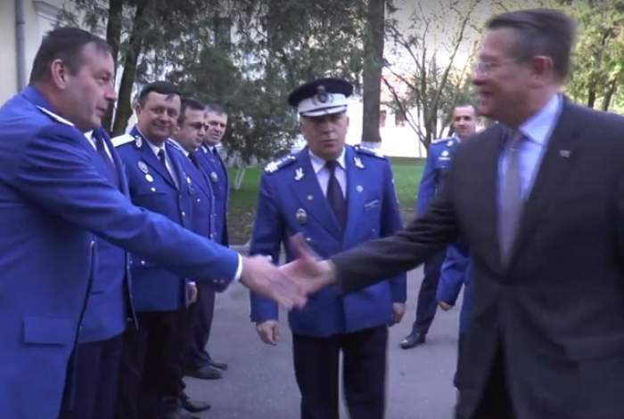 VIDEO / Generalii Jandarmeriei s-au făcut de râs în faţa unei delegaţii străine! Culmea, au mai şi postat filmul pe Internet
