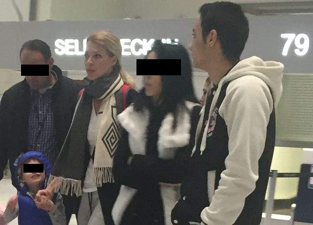 VIDEO /  Adevărul despre plecarea Alinei Vidican din ţară! Gestul ei a întors toate privirile pe aeroport! "Lupta" a fost...dură