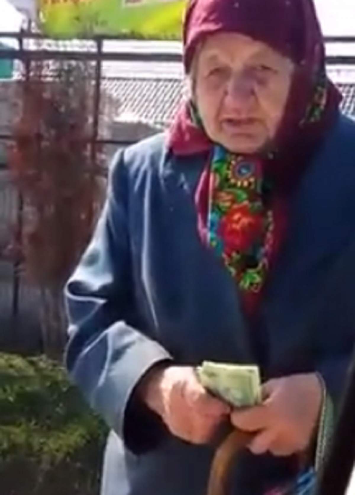 VIDEO / Bătrână batjocorită în plină stradă de doi "armăsari" care au vrut s-o agaţe! Clipul care a revoltat o lume întreagă