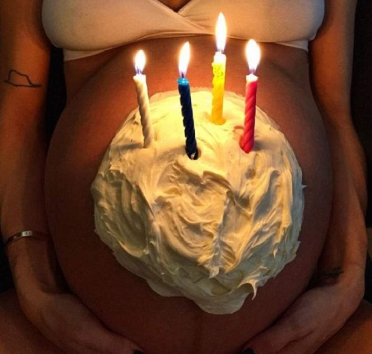 FOTO & VIDEO / Şi-a pozat iubita gravidă în 9 luni, în lenjerie intimă! Mai are puţin şi naşte gemeni, dar nu se fereşte să arate semne obscene