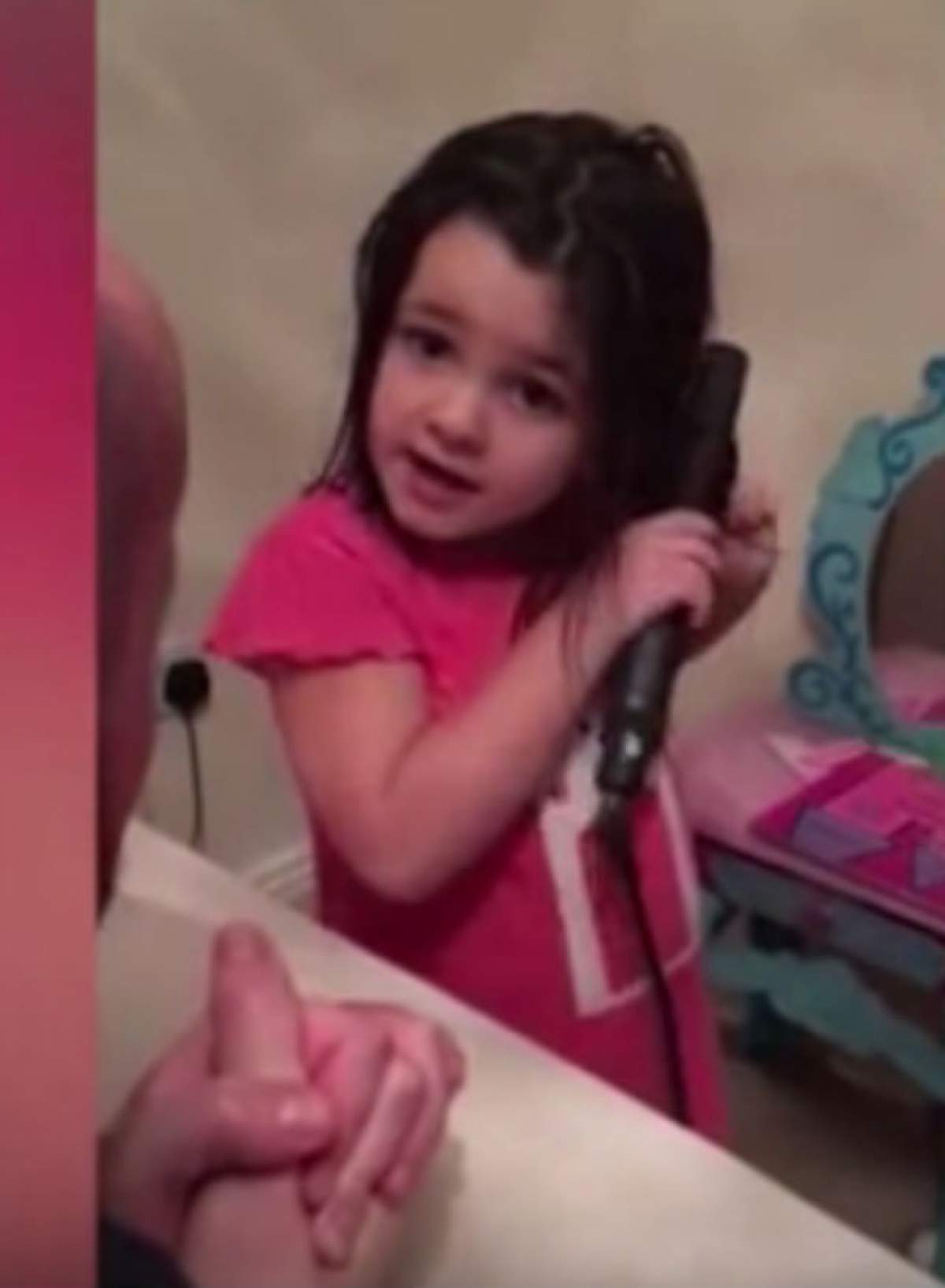 Această fetiţă a fost surprinsă în timp ce îşi îndrepta părul cu placa. Răspunsul fascinant pe care i l-a dat tatălui ei a ajuns în toată presa