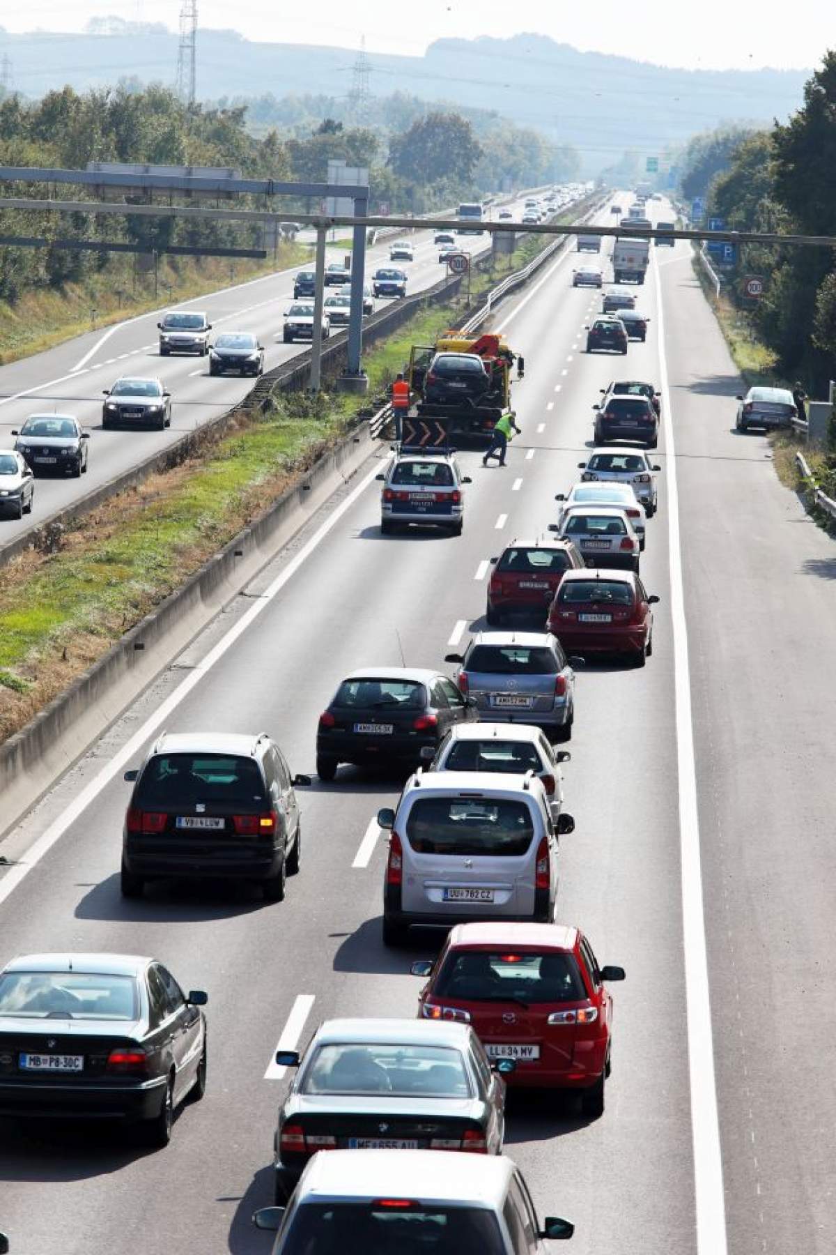 Un român a căzut într-o prăpastie de la 30 de metri înălțime, după ce a scăpat nevătămat dintr-un accident rutier în Italia