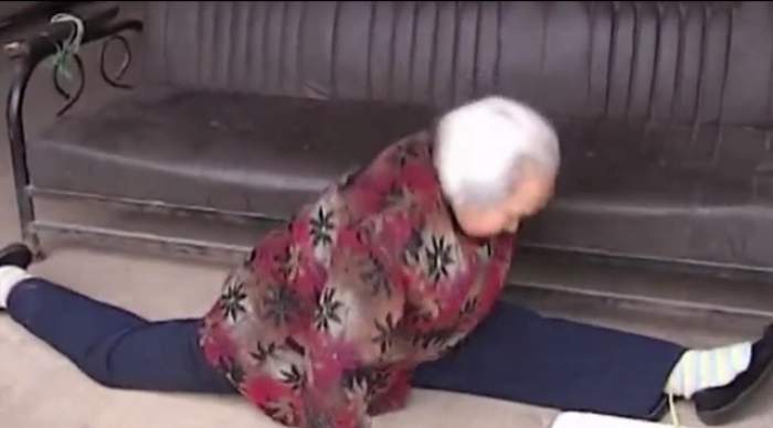 VIDEO / E cea mai simpatică bătrână de pretutindeni! Are 87 de ani, dar face şpagatul mai bine şi mai uşor ca o puştoaică de 20 de ani! Imaginile sunt grăitoare