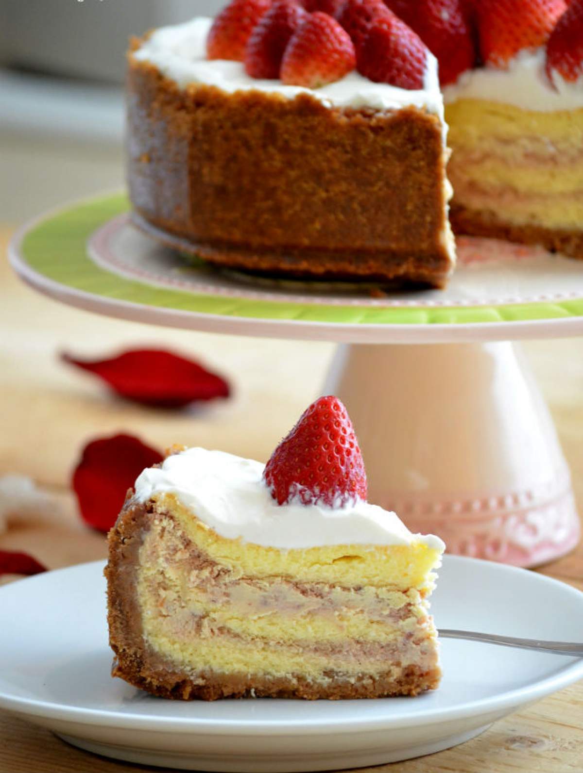 REŢETA ZILEI - DUMINICĂ: Cheesecake cu căpșune și ciocolată albă. Este un desert original, iar gustul este divin